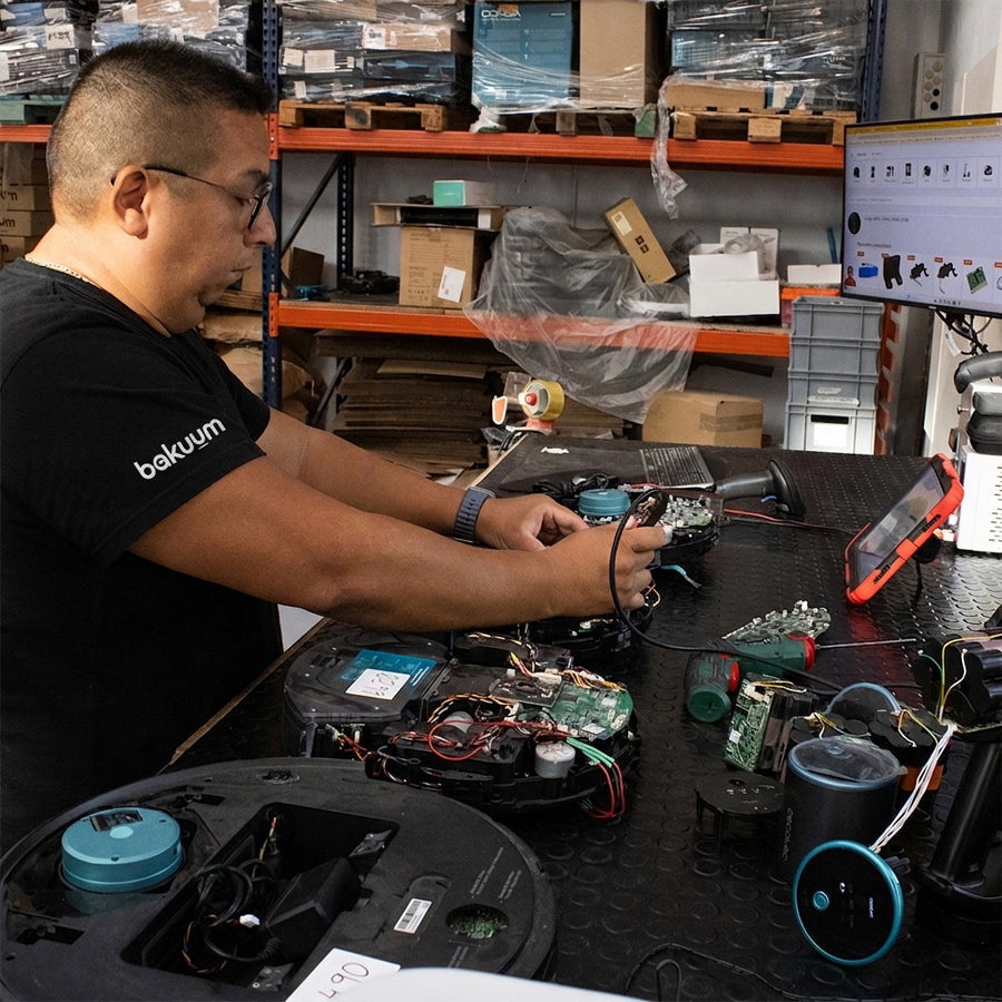 Robot Conga reparado en el taller de Bakuum