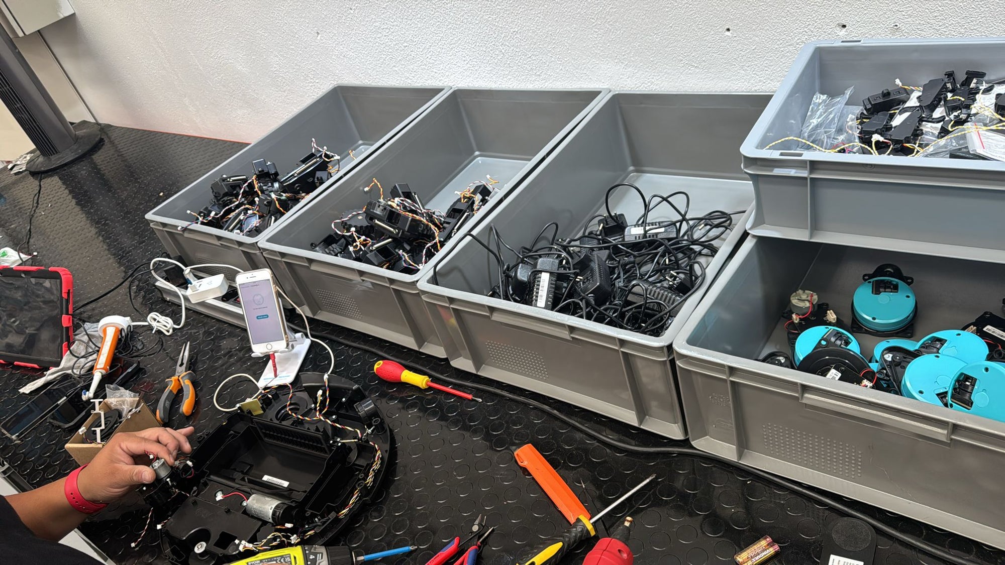 Taller de Bakuum con repuestos de robots
